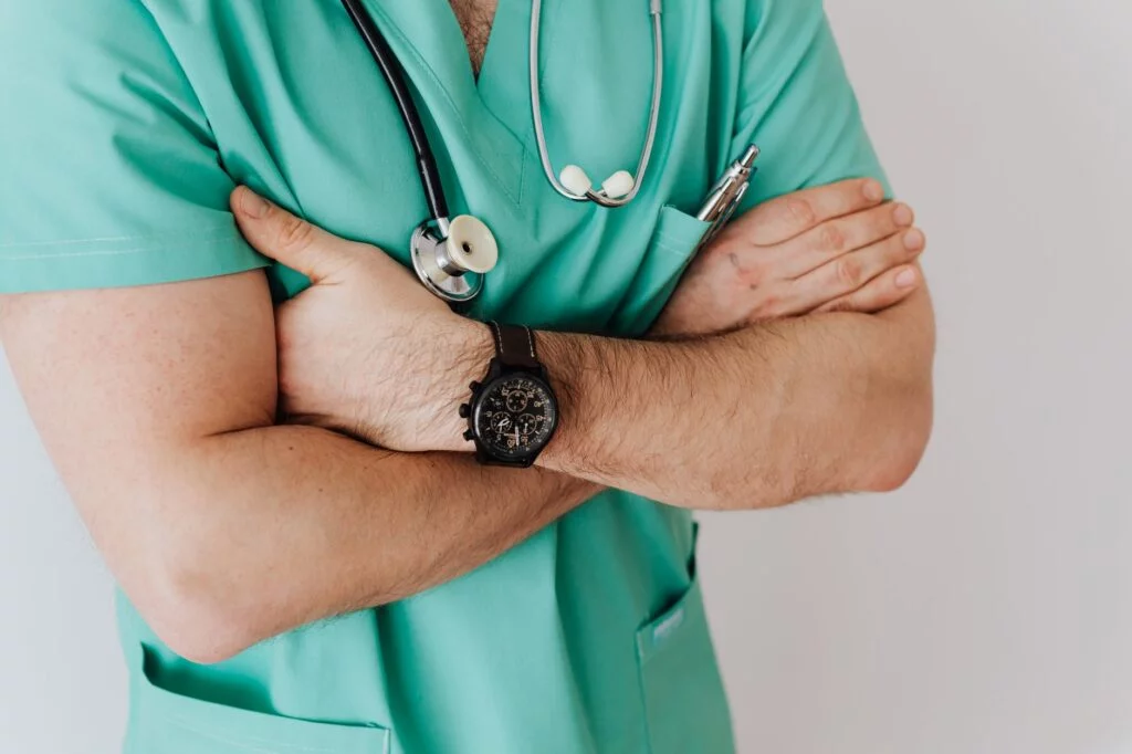 doktor med armar i kors